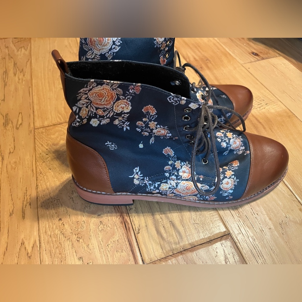 Vintage Floral Lace-Up Ankle Boots - Brown and Blue